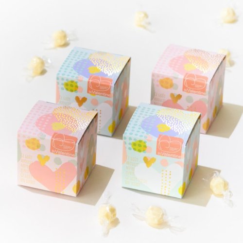 ギフト箱 キューブボックス ピンクハート(20枚) ヘッズ 赤いハート模様がデザインされたピンクのギフトボックスが重なった様子