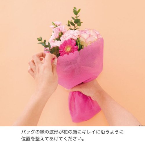 不織布ハンドブーケバッグS-ピンク(10枚) ヘッズ 淡いピンク色の不織布バッグが並んでいる様子