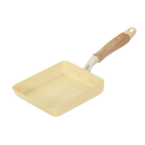 卵焼き器　ハルミック　セラミック加工　IH対応軽量玉子焼　13×18cm　ペールイエロー 淡いペールイエローの軽量デザインが特徴的な卵焼き器、持ち手が見える角度で撮影。