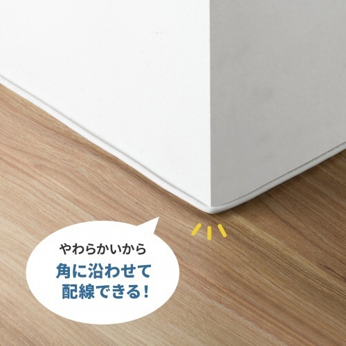 カテゴリ6A　LANケーブル(スリム・やわらか・ツメ折れ防止コネクタ)　ホワイト　10m　1本 柔らかな質感の白いケーブルが絡まらずに整然と置かれている様子