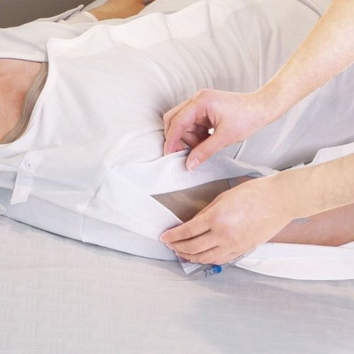 【介護/医療】インナー PH ワンタッチ肌着 点滴用 男女兼用 S Wh1枚 オオサキメディカル 全体が白で、前面にボタンの付いたシンプルなデザインの肌着