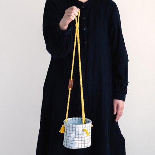 HNG-POM2 ハンギングポットカバーM-2/チェック(4個) ヘッズ カラフルなチェック柄のハンギングポットカバーが並ぶ様子