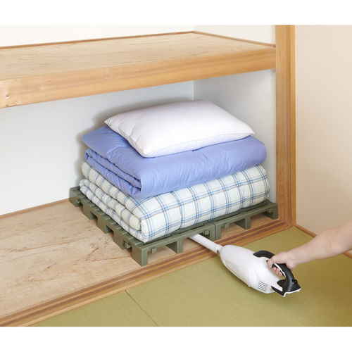 押し入れすのこ　クリーンパレット　連結タイプ　1台入り　幅38.3×奥行75.3×高さ7.1cm 木目調のすのこが横向きに置かれた状態で、滑らかな表面が見える。