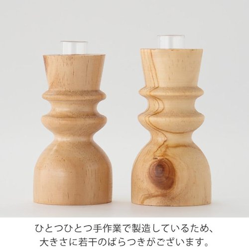 花器 WOD-FB2 ウッドフラワーベース-2(2個) ヘッズ 自然木の質感が際立つ、シンプルなデザインのフラワーベースが複数並んでいる。