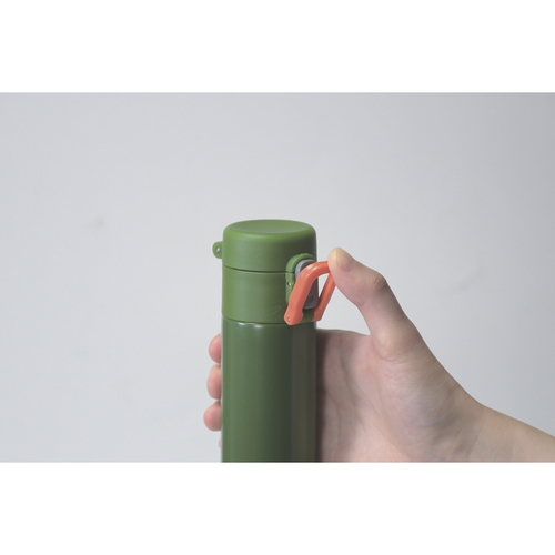 水筒　カフェマグ　スリムワンタッチマグ　200ml　グリーン 表面が光沢のあるグリーンのマグが横向きで置かれている様子