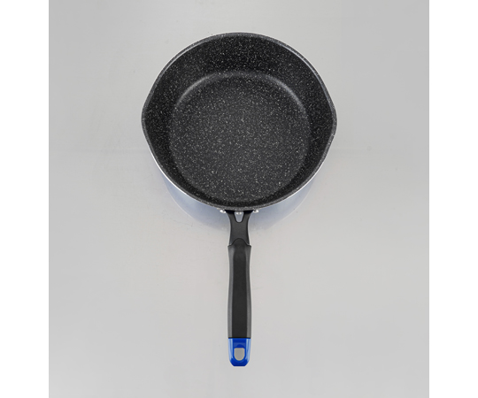 メガフッカN IH フライパン 26cm BL 黒いフライパンがテーブルの上に置かれ、持ち手と内部のコーティングがはっきり見える状態。