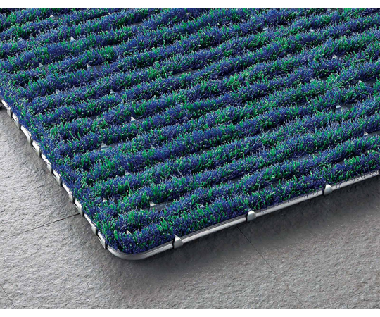 ユニクリーンマット 600×900 表面が滑らかで、四隅にカットが施されたマットが見える状態