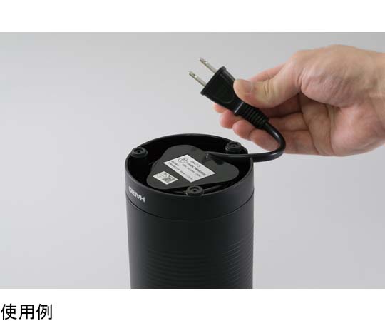 電動コーヒーミル・スイッチ ブラック 黒い電動コーヒーミルがテーブル上に置かれている様子、操作ボタンが強調されている。
