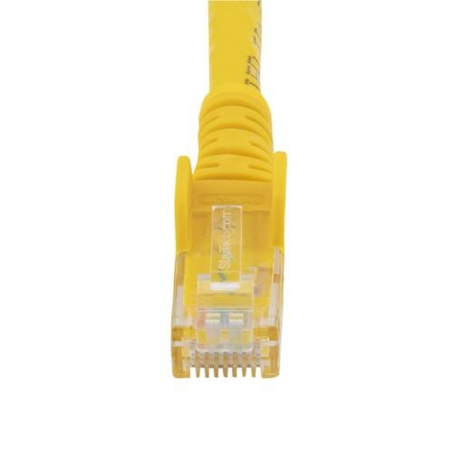 カテゴリ6　LANケーブル　RJ45モールドコネクタ　ツメ折れ防止　2m　イエロー　1本 コネクタの部分がアップで映された状態、しっかりとした形状が確認できる。