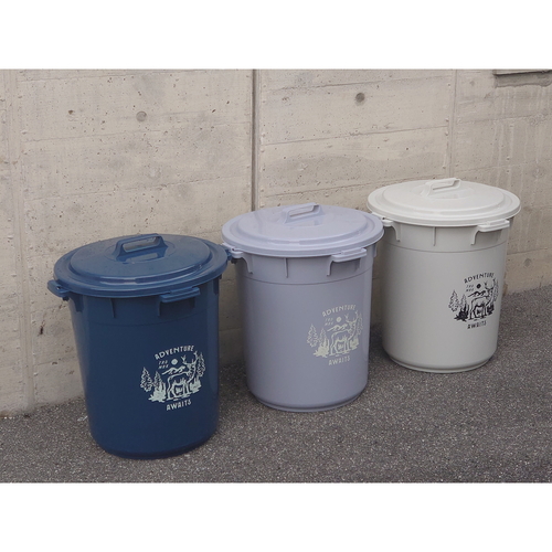 ゴミ箱　カラーペール45L　ミルクティーベージュ 明るい色合いのシンプルなデザインで、側面が柔らかい曲線を描いた収納容器が見える状態