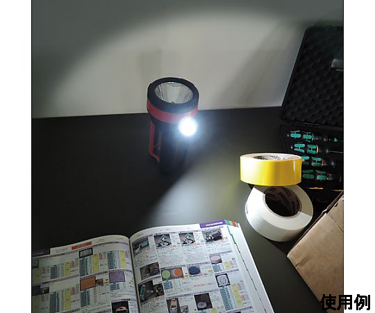 [単1x4本] フラッシュライト/LED(強･中･弱) 側面が見える状態で、強・中・弱の光モードを示すスイッチ付き