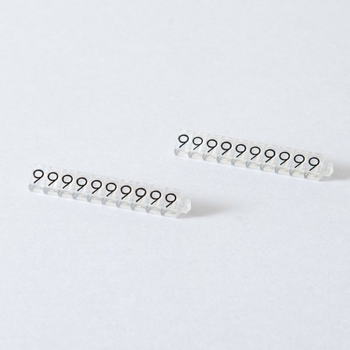 陳列備品 ニュープライスキューブ補充M用(20粒) 透明/黒 9 友屋 透明と黒の粒が並んだパッケージが上から見える状態