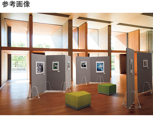 スタンド脚　展示用パネル〈ERPシリーズ〉 シンプルなデザインのスタンド脚が床に設置されている様子
