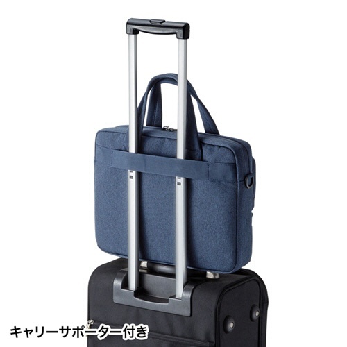 カジュアルPCバッグ　13.3型ワイド対応　ネイビー　1個 正面から見たネイビーのバッグ、持ち手が上にある状態