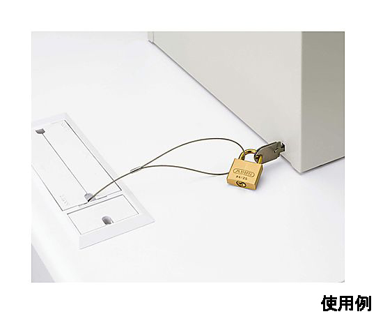 550x383x424mm [卓上型]セーフティボックス(シャッター付 ガラスのシャッターが閉じられた状態のセーフティボックス、正面からの視点で全体が見える。
