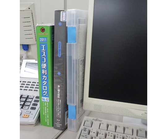 318x240x25mm/A4　ファイルケース 透明なファイルケースが正面から見える状態で、内側に色付きのドキュメントが収められている様子。