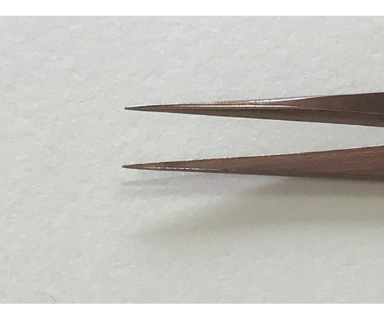 精密カラーピンセット　00型　135mm 先端が細くて滑らかな仕上がりのピンセットが真上から見える状態