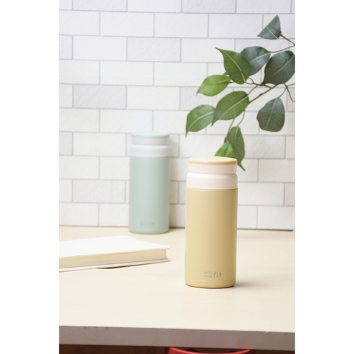 水筒　350ml　カフェマグフィット　アイスストッパーマグ　保温　保冷　スモーキーイエロー スリムな形状の持ち手付き、マットなスモーキーイエローの容器が横から見える状態