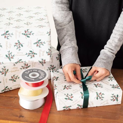 クリスマスヒイラギ 包装紙-1(50枚) ヘッズ 包装紙の全体が鮮やかなヒイラギのデザインで包まれた状態