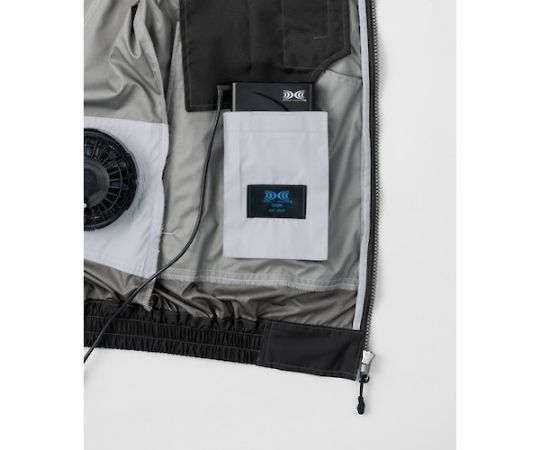 遮熱フルハーネス® シルバー 4L シルバーの生地で覆われ、全体がしっかりとした形状をしている様子