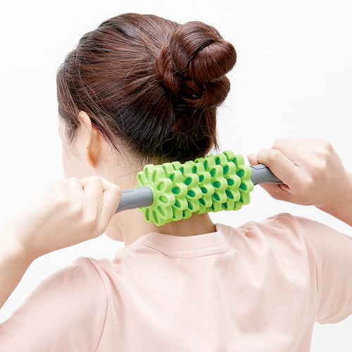 筋膜ほぐしローラー　コンパクト 持ち手部分が見える横向きの状態で、表面に滑らかな質感がある。