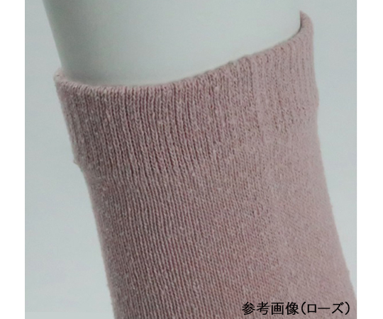 婦人シルク5本指ソックス　キナリ クリーム色のソックスが広がり、柔らかなシルクの質感が際立っている様子。