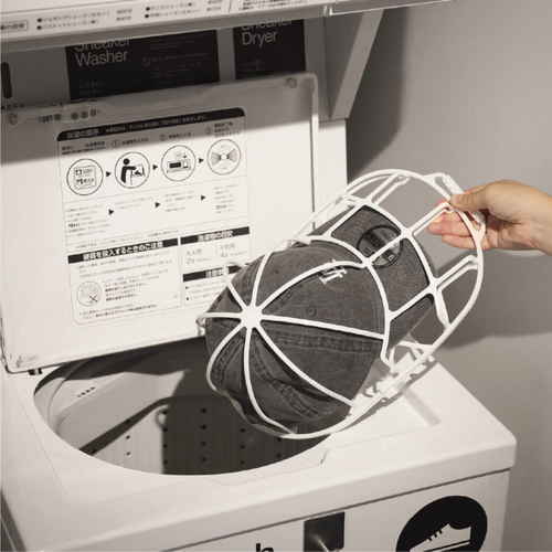 洗濯機で洗えるキャップウォッシャー 白と青のデザインが特徴的なキャップウォッシャーの上部が見える状態