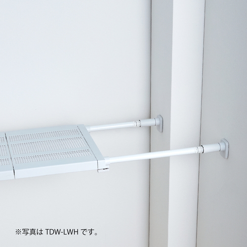つっぱり棚　突っ張り棚　スリム　幅95~120cm　マットホワイト　棚　ラック 白い壁に沿って設置されたスリムな棚、上部に複数の収納アイテムが並んでいる様子。