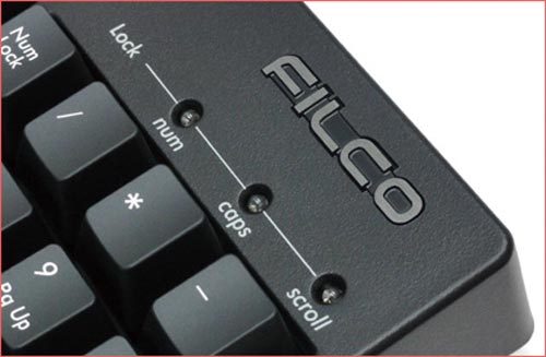 Majestouch2Sピンク軸静音 明るいピンク色のキーが強調された正面のデザイン