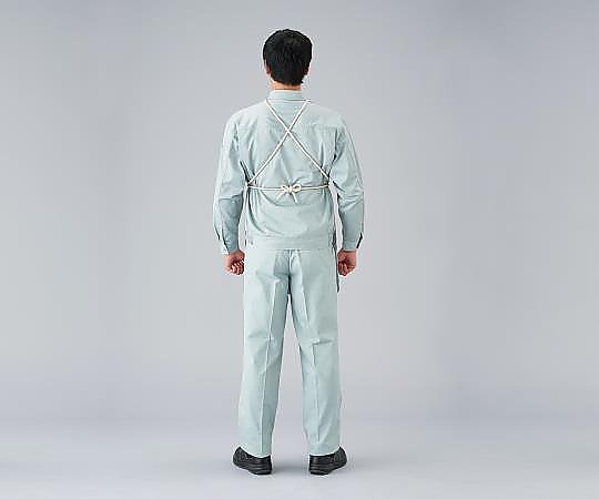 牛床革胸前掛 ツヤのある黒色の革で作られた、肩に掛けられた状態