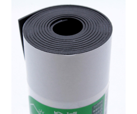 EPDMゴムロール　粘着付　厚さ1mm×幅100mm×長さ1000mm 黒いゴムロールがテーブルの上に置かれ、粘着面が上を向いている状態