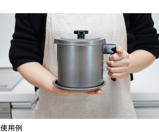 エブリックオイルポット 1.3L受皿付 本体と受皿が並べられた状態で、シンプルなデザインが際立つ。