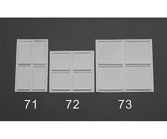 40x 40x3mm 耐震ベース(クリア/4個) 透明なベースが並べられた状態、角に丸みがあるデザイン