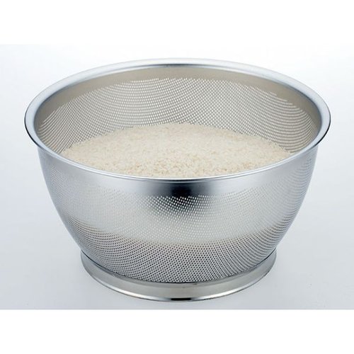 ザル UK 米揚げザル37.5cm YUKIWA 丸い形状のざるが、クリアな素材で底に細かい穴が開いている様子
