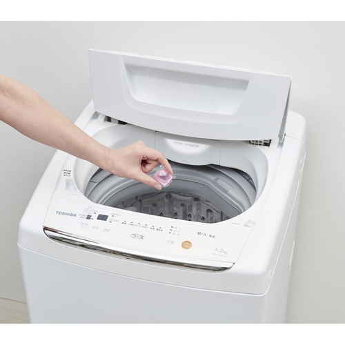 洗濯用洗剤　ダウン・おしゃれ着用ボール型洗剤 パッケージが上向きに傾いている状態、透明なボトルにカラフルな液体が満たされている様子