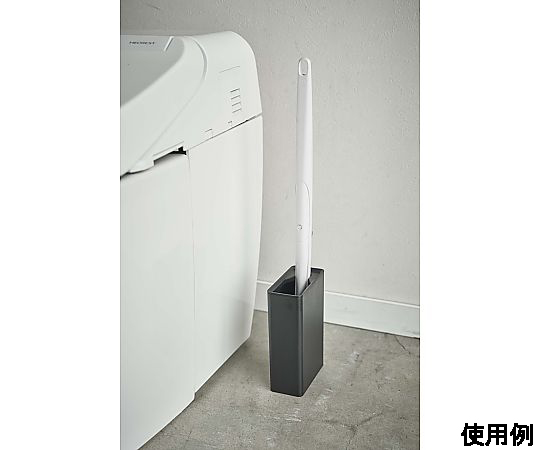 55x110x170mm 流せるトイレブラシスタンド(黒) 黒いトイレブラシスタンドがシャープな角度で撮影され、シンプルなデザインが際立つ様子