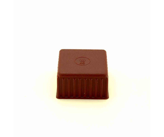 イスゴム　角脚用　茶　対象脚サイズ45mm 茶色のゴムキャップが4個、側面が平らな状態で整然と並んでいる様子