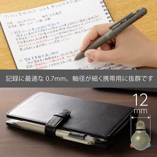 Calme3色 07 カーキ軸 商品が横向きで、表面に手書き風の文字が散りばめられている様子