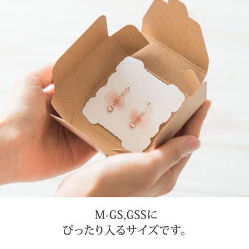 ジュエリー台紙 リーフ-1(30枚) ヘッズ 薄いクリーム色の台紙に繊細な葉のデザインがプリントされた状態