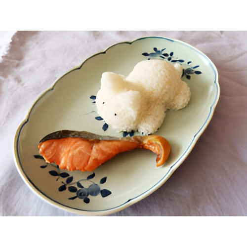 ごはん型　ごはん　de　ニャン 真上から撮影された、丸い形状のごはんにアートのようにデザインされたニャンコの形状。