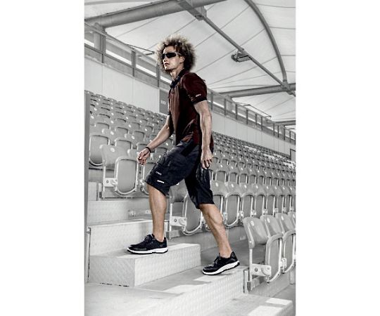 スポーツシューズ27.0CM S1 SRC 白いスポーツシューズが横向きに置かれ、アウトソールのデザインや質感が強調されている状態。