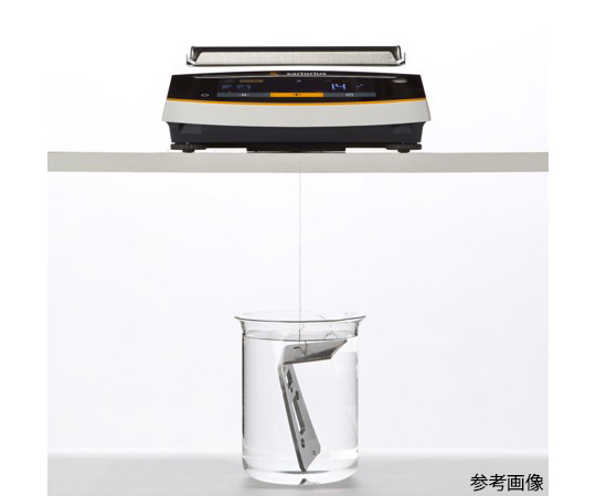 電子天びん Entris® Ⅱ BCE エッセンシャルシリーズ 天びんの表示パネルが正面から見える角度で撮影され、測定皿が上部に設置されている状態