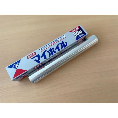 アルミホイル マイホイルジャンボ50m UACJ製箔 パッケージ中央にロゴが目立つ、側面からの撮影