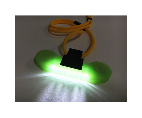 LEDネックライト あんしんライト スタンドを用いて垂直に配置された照明、明るいLED光が点灯している様子