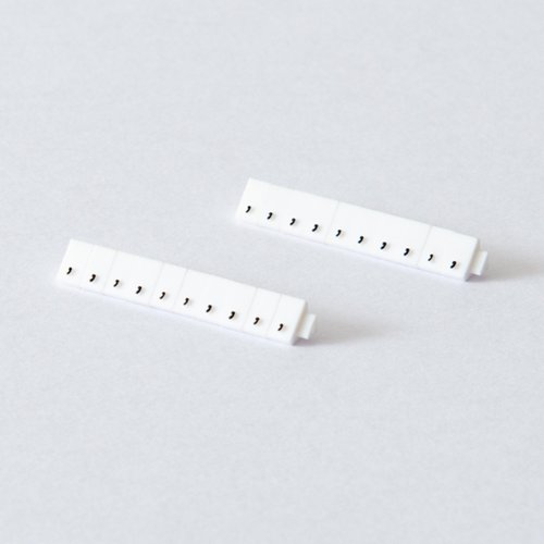 陳列備品 ニュープライスキューブ補充S用(20粒) 白/黒 カンマ 友屋 白と黒の対照的なパッケージが整然と並べられた状態