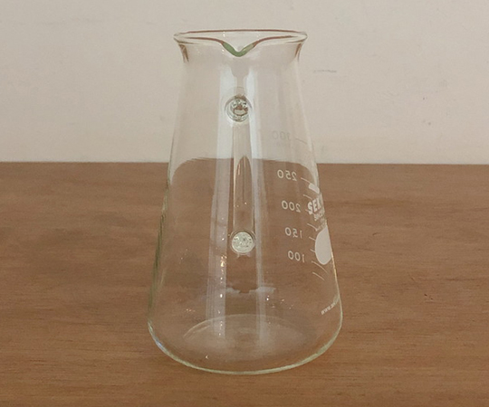 取っ手付きコニカルビーカー 300ml 取っ手が付き、液体の量が示された状態