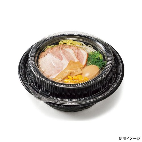 麺容器 ホット 麺丼2 本体 黒 リスパック 黒の円形容器がテーブル上に置かれ、底面に滑り止め加工が施されている様子