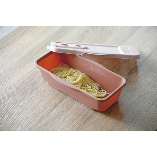 電子レンジ調理器　atomico　レンジで簡単調理ポット　ピンク 明るいピンク色の調理ポットが特徴的な側面。