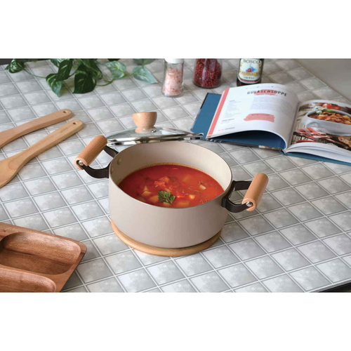 ふっ素加工　IH対応ガラス蓋付木柄深型両手鍋　20cm　スプル 深型の鍋がガラス蓋をかぶった状態、木柄が目を引くデザイン
