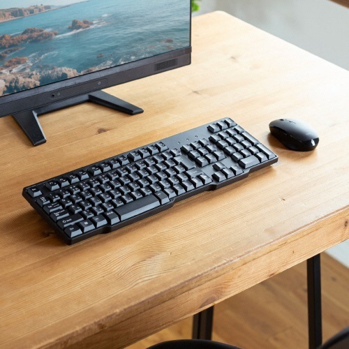 マウス付2.4GHzワイヤレスキーボード　Copilotキー搭載(USB　A接続)　テンキー付　ブラック　1セット キーが配列されたシンプルなデザインのキーボードとマウスがセットになっている状態